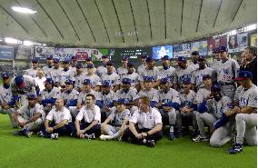 Chicago Cubs pose for team photo at Tokyo Dome